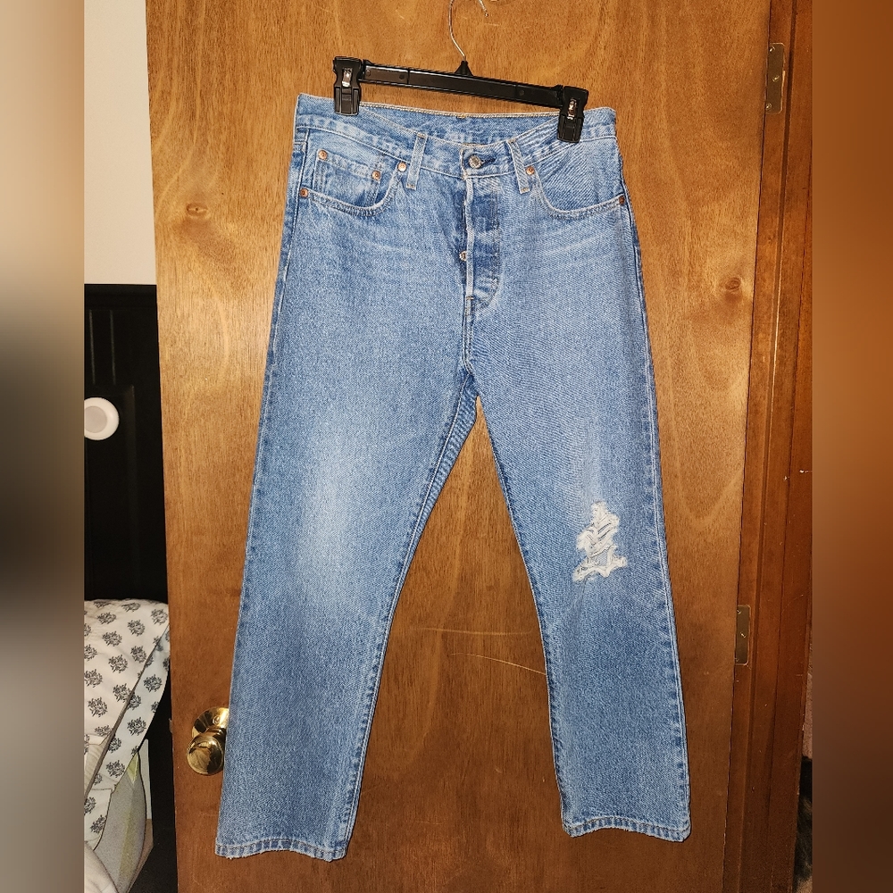 levi 501 with distressed knee